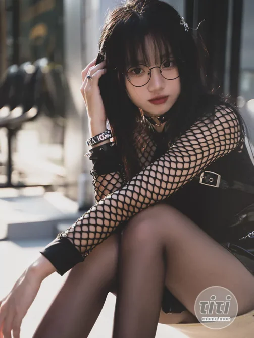 柒柒要乖哦 – NO.22 街拍黑皮裙 [17P-91MB]